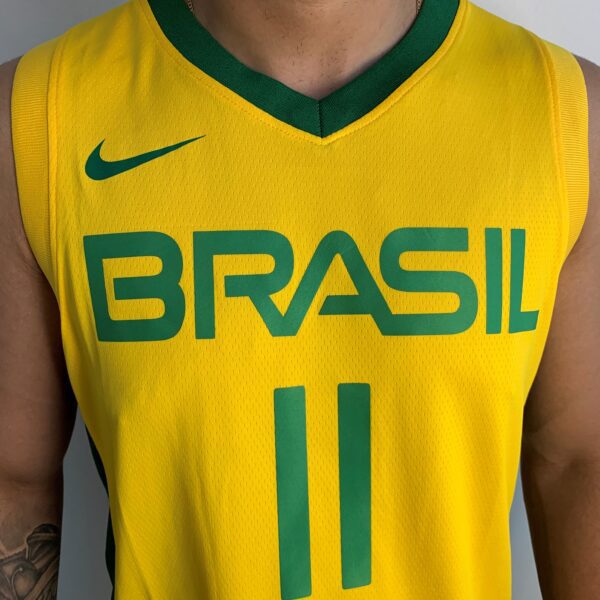 Camiseta Regata Basquete Brasil Anderson Varejão 11 Amarela 2021 Nike - Imagem 4