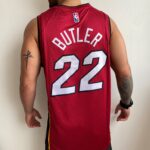 Camiseta Regata Basquete NBA Miami Heat Jimmy Butler 22 Statement Edition Vermelha 2022 Jordan - Imagem 7