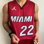 Camiseta Regata Basquete NBA Miami Heat Jimmy Butler 22 Statement Edition Vermelha 2022 Jordan - Imagem 2