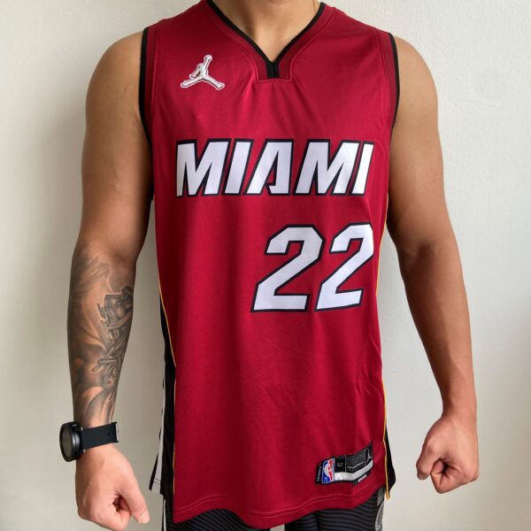 Camiseta Regata Basquete NBA Miami Heat Jimmy Butler 22 Statement Edition Vermelha 2022 Jordan - Imagem 1