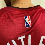 Camiseta Regata Basquete NBA Miami Heat Jimmy Butler 22 Statement Edition Vermelha 2022 Jordan - Imagem 8