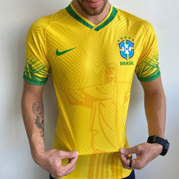 Camisa Brasil Fan Concept Edition Cristo Redentor Amarela Versão Jogador 2022 Nike - Imagem 4
