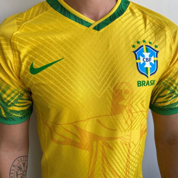 Camisa Brasil Fan Concept Edition Cristo Redentor Amarela Versão Jogador 2022 Nike - Imagem 3