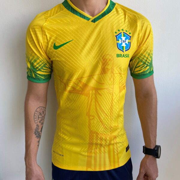 Camisa Brasil Fan Concept Edition Cristo Redentor Amarela Versão Jogador 2022 Nike - Imagem 2