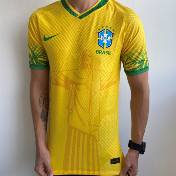 Camisa Brasil Fan Concept Edition Cristo Redentor Amarela Versão Jogador 2022 Nike - Imagem 5