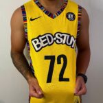 Camiseta Regata NBA Brooklyn Nets 72 Biggie Bed-Stuy Edition Amarela Nike - Imagem 5