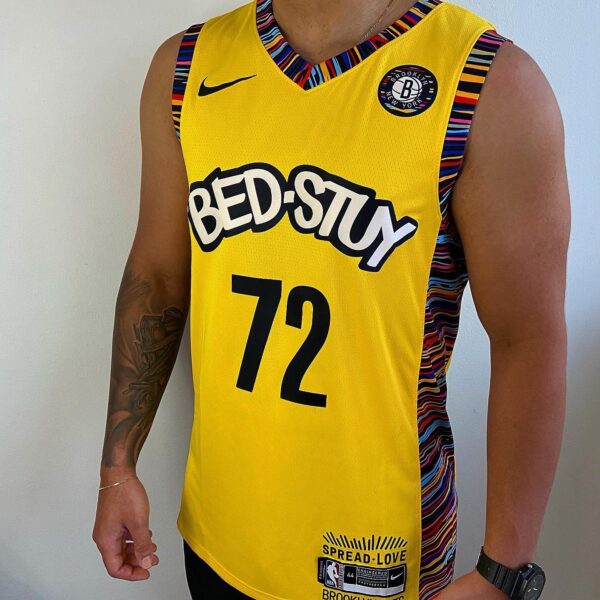Camiseta Regata NBA Brooklyn Nets 72 Biggie Bed-Stuy Edition Amarela Nike - Imagem 3