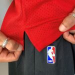 Camiseta Regata NBA Mitchell & Ness 1996/97 Vermelha - Chicago Bulls - Michael Jordan 23 - Edição Especial - The Finals - Vermelha - Imagem 7