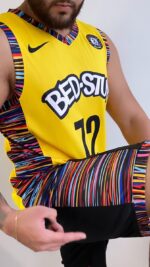 Camiseta Regata NBA Brooklyn Nets 72 Biggie Bed-Stuy Edition Amarela Nike - Imagem 11