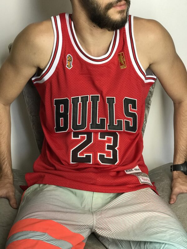 Camiseta Regata NBA Mitchell & Ness 1996/97 Vermelha - Chicago Bulls - Michael Jordan 23 - Edição Especial - The Finals - Vermelha - Imagem 10