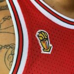 Camiseta Regata NBA Mitchell & Ness 1996/97 Vermelha - Chicago Bulls - Michael Jordan 23 - Edição Especial - The Finals - Vermelha - Imagem 6