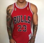 Camiseta Regata NBA Mitchell & Ness 1996/97 Vermelha - Chicago Bulls - Michael Jordan 23 - Edição Especial - The Finals - Vermelha - Imagem 2