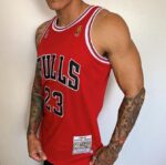 Camiseta Regata NBA Mitchell & Ness 1996/97 Vermelha - Chicago Bulls - Michael Jordan 23 - Edição Especial - The Finals - Vermelha - Imagem 4