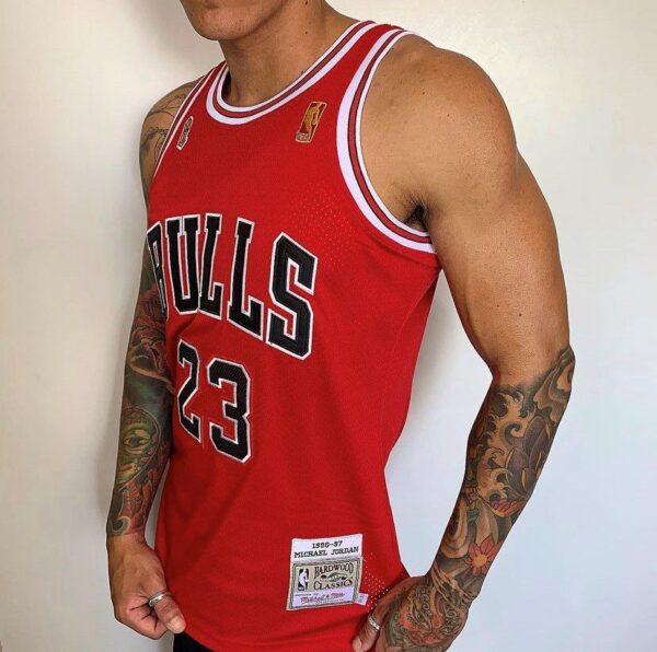Camiseta Regata NBA Mitchell & Ness 1996/97 Vermelha - Chicago Bulls - Michael Jordan 23 - Edição Especial - The Finals - Vermelha - Imagem 4