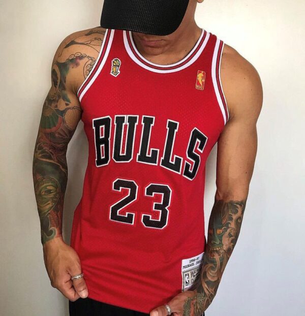Camiseta Regata NBA Mitchell & Ness 1996/97 Vermelha - Chicago Bulls - Michael Jordan 23 - Edição Especial - The Finals - Vermelha - Imagem 1