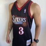 Camiseta Regata Basquete NBA Philadelphia 76ers Sixers 3 Allen Iverson Mitchell & Ness Preta - Imagem 11