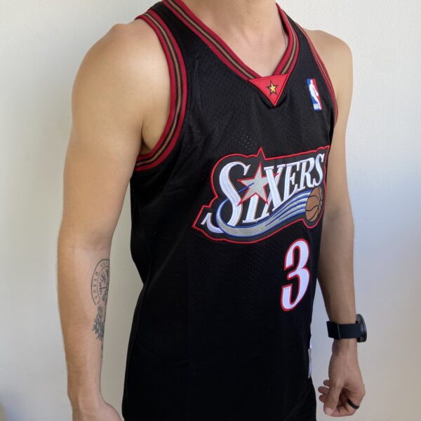 Camiseta Regata Basquete NBA Philadelphia 76ers Sixers 3 Allen Iverson Mitchell & Ness Preta - Imagem 10