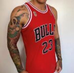 Camiseta Regata NBA Mitchell & Ness 1996/97 Vermelha - Chicago Bulls - Michael Jordan 23 - Edição Especial - The Finals - Vermelha - Imagem 3