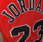 Camiseta Regata NBA Mitchell & Ness 1996/97 Vermelha - Chicago Bulls - Michael Jordan 23 - Edição Especial - The Finals - Vermelha - Imagem 9