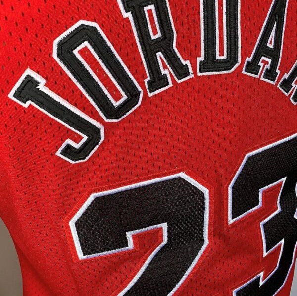 Camiseta Regata NBA Mitchell & Ness 1996/97 Vermelha - Chicago Bulls - Michael Jordan 23 - Edição Especial - The Finals - Vermelha - Imagem 9