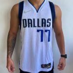 Camiseta Regata NBA Dallas Mavericks Luka Doncic 77 Association Edition Branca 2022 Nike