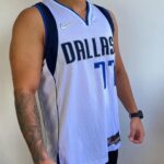 Camiseta Regata NBA Dallas Mavericks Luka Doncic 77 Association Edition Branca 2022 Nike - Imagem 4