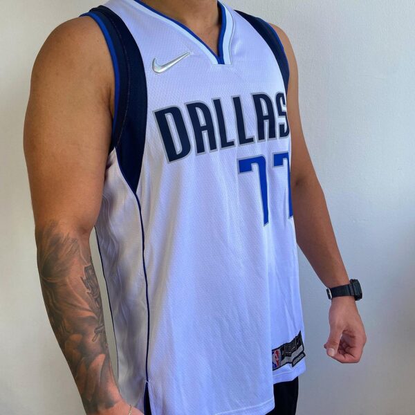 Camiseta Regata NBA Dallas Mavericks Luka Doncic 77 Association Edition Branca 2022 Nike - Imagem 4