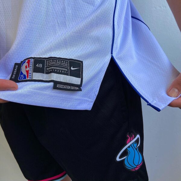 Camiseta Regata NBA Dallas Mavericks Luka Doncic 77 Association Edition Branca 2022 Nike - Imagem 6