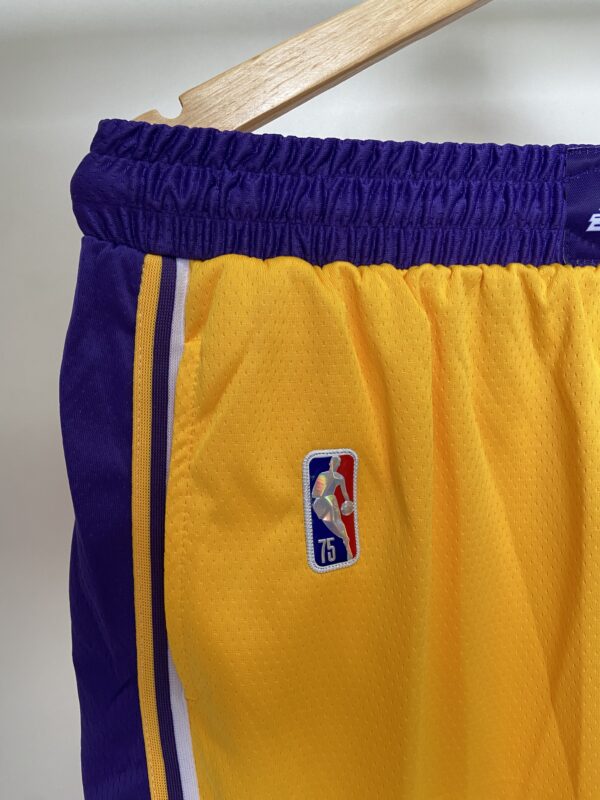 Short Bermuda NBA Los Angeles Lakers Icon Edition Amarela 2022 Nike - Imagem 11