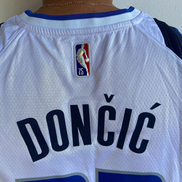 Camiseta Regata NBA Dallas Mavericks Luka Doncic 77 Association Edition Branca 2022 Nike - Imagem 9