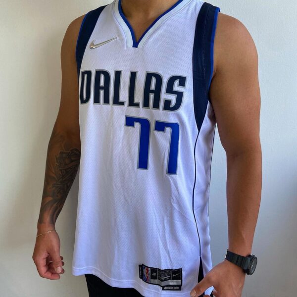 Camiseta Regata NBA Dallas Mavericks Luka Doncic 77 Association Edition Branca 2022 Nike - Imagem 3
