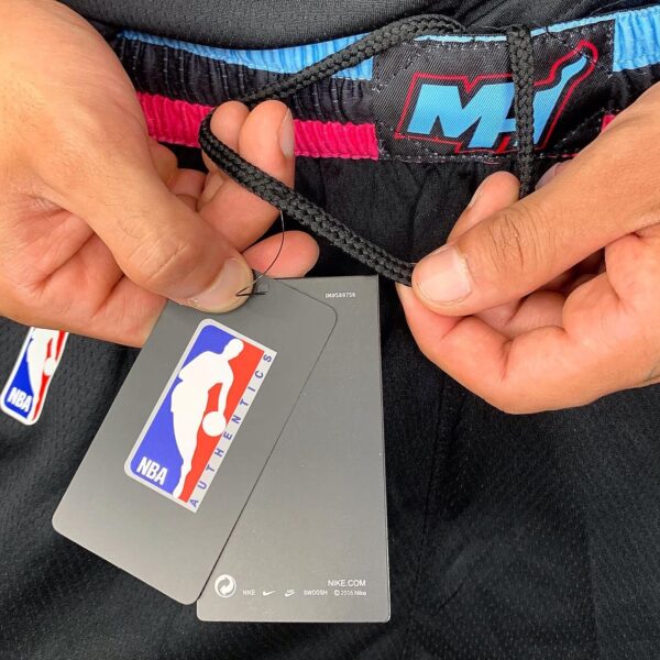 Short Bermuda Basquete NBA Miami Heat Preta Rosa e Azul City Edition Nike - Imagem 6