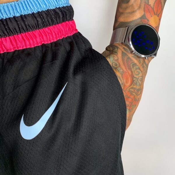 Short Bermuda Basquete NBA Miami Heat Preta Rosa e Azul City Edition Nike - Imagem 8