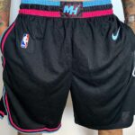 Short Bermuda Basquete NBA Miami Heat Preta Rosa e Azul City Edition Nike - Imagem 4