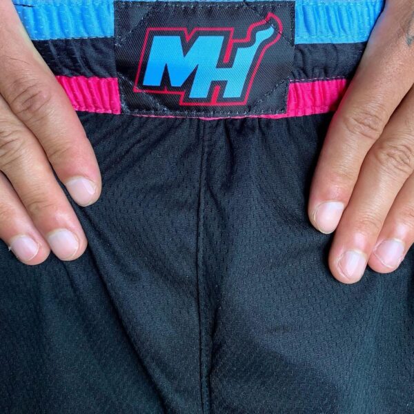 Short Bermuda Basquete NBA Miami Heat Preta Rosa e Azul City Edition Nike - Imagem 5