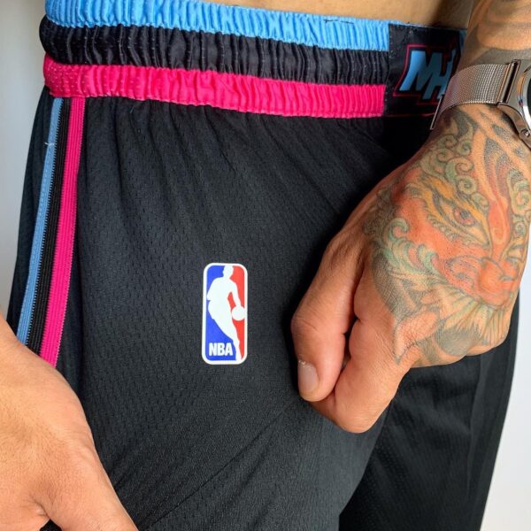 Short Bermuda Basquete NBA Miami Heat Preta Rosa e Azul City Edition Nike - Imagem 9