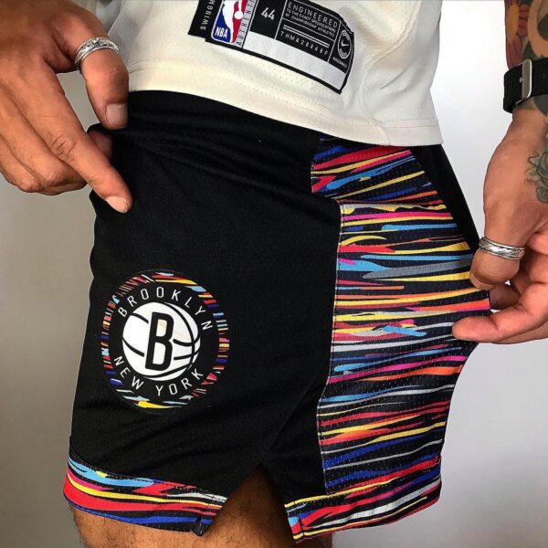 Short Bermuda NBA Brooklyn Nets Preta Colorida City Edition Nike - Imagem 1