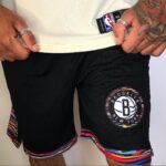 Short Bermuda NBA Brooklyn Nets Preta Colorida City Edition Nike - Imagem 4