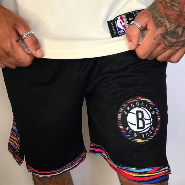 Short Bermuda NBA Brooklyn Nets Preta Colorida City Edition Nike - Imagem 4