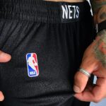Short Bermuda NBA Brooklyn Nets Preta Colorida City Edition Nike - Imagem 7