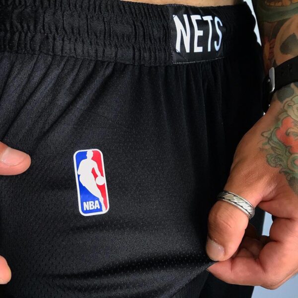 Short Bermuda NBA Brooklyn Nets Preta Colorida City Edition Nike - Imagem 7