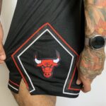 Short Bermuda Basquete NBA Chicago Bulls Icon Edition Preta 2022 Nike - Imagem 7