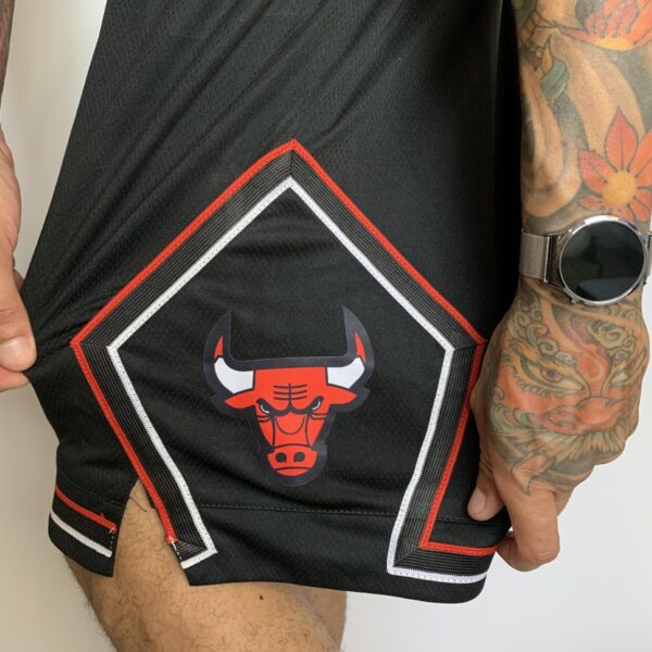 Short Bermuda Basquete NBA Chicago Bulls Icon Edition Preta 2022 Nike - Imagem 7