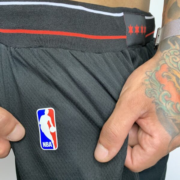 Short Bermuda Basquete NBA Chicago Bulls Icon Edition Preta 2022 Nike - Imagem 6