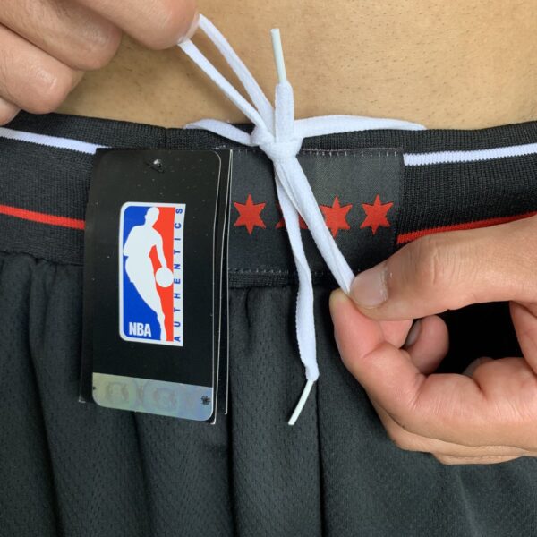 Short Bermuda Basquete NBA Chicago Bulls Icon Edition Preta 2022 Nike - Imagem 3