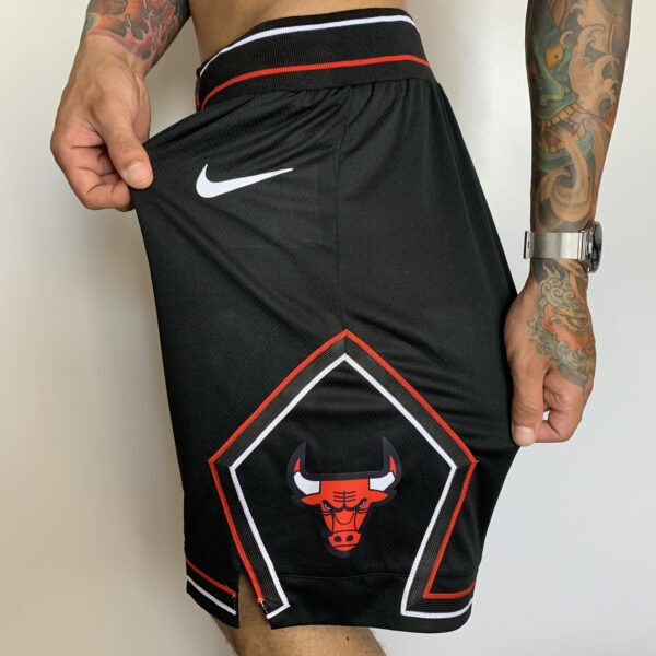Short Bermuda Basquete NBA Chicago Bulls Icon Edition Preta 2022 Nike - Imagem 1