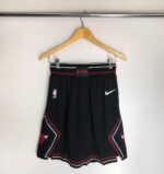 Short Bermuda Basquete NBA Chicago Bulls Icon Edition Preta 2022 Nike - Imagem 8