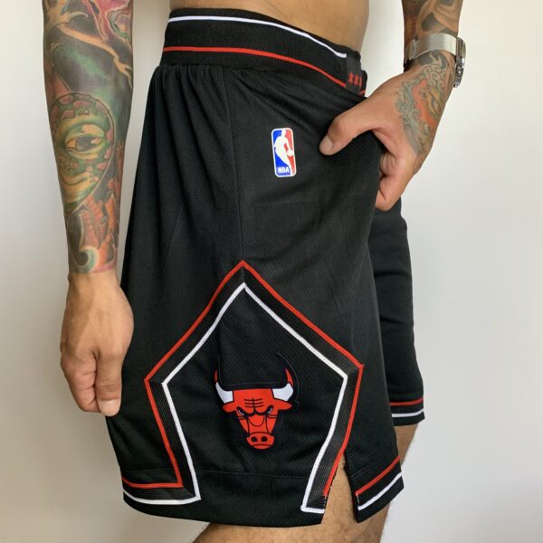 Short Bermuda Basquete NBA Chicago Bulls Icon Edition Preta 2022 Nike - Imagem 2