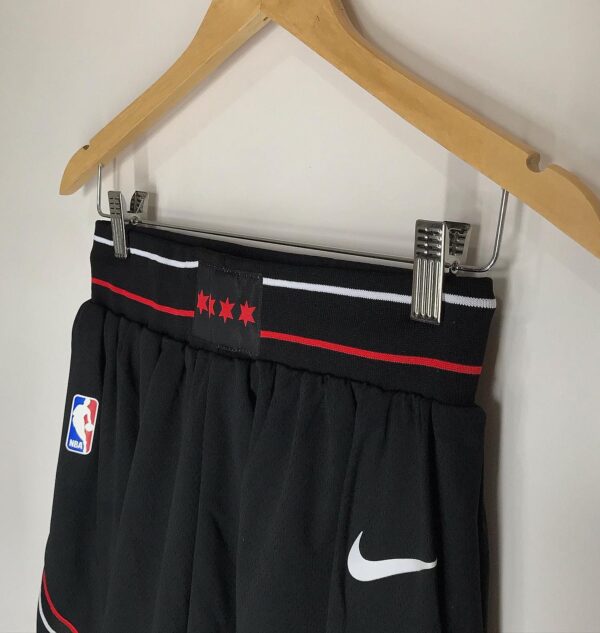 Short Bermuda Basquete NBA Chicago Bulls Icon Edition Preta 2022 Nike - Imagem 9