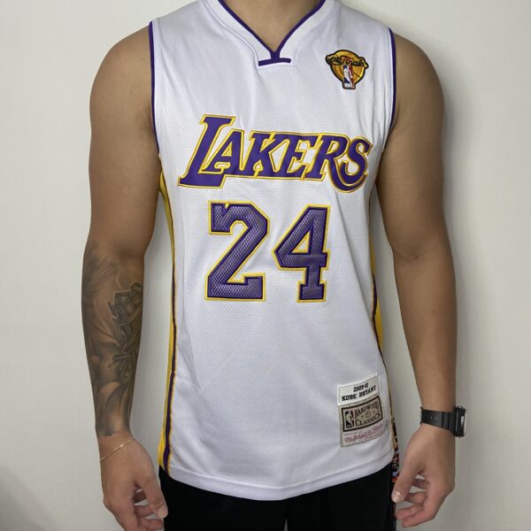 Camiseta Regata Basquete NBA Los Angeles Lakers Mitchell & Ness 2009/10 Branca - Kobe Bryant - 24 - Edição Especial - The Finals - Imagem 1